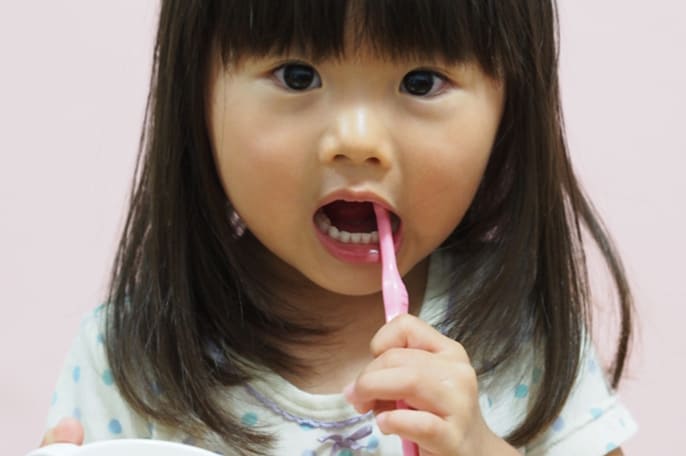 歯磨きをする幼児