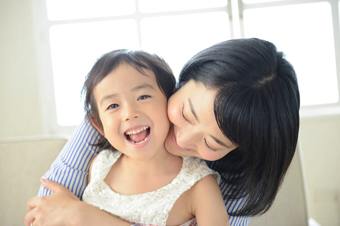 子どもを抱きしめるお母さん