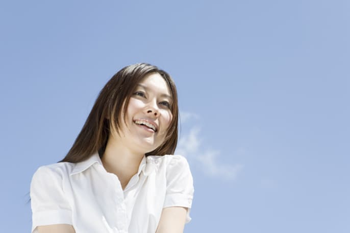 女性と青空